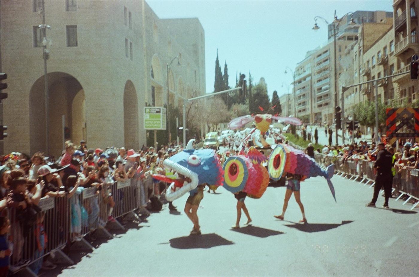 העגלות של המפעל בתהלוכה, והקהל משני הצדדים