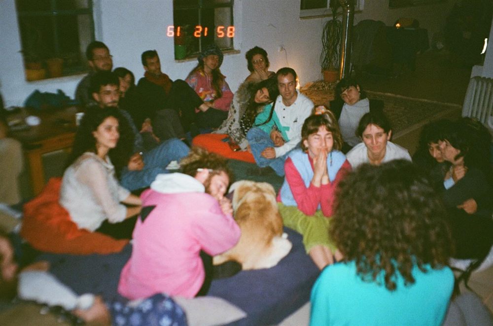סלון מלא חברים בערב אצלי בבית, צילום פילם