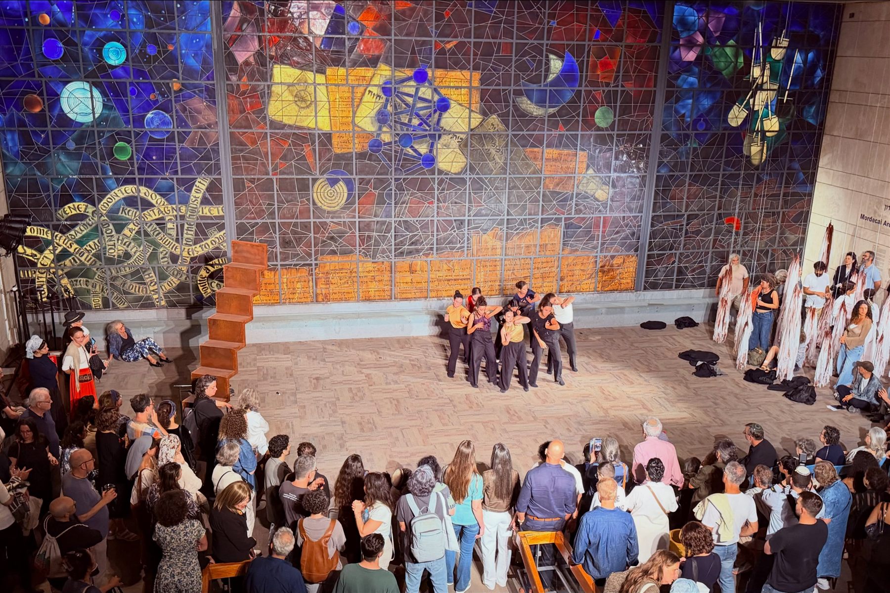 מופע מחול מול קיר הוויטראז׳ בספרייה הלאומית הישנה, והקהל מסביב